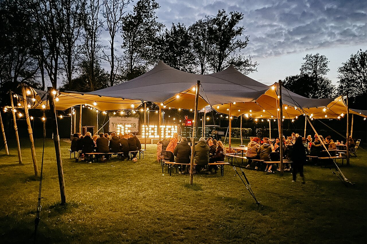 Grote verlichte evenemententent, animatie en gasten op camping CAPFUN De Belten in Rheeze.