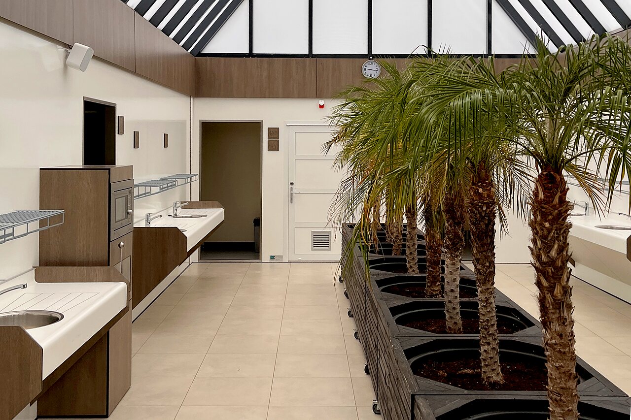 Moderne afwasruimte met spoelbakken en magnetron op camping CAPFUN De Belten in Rheeze.