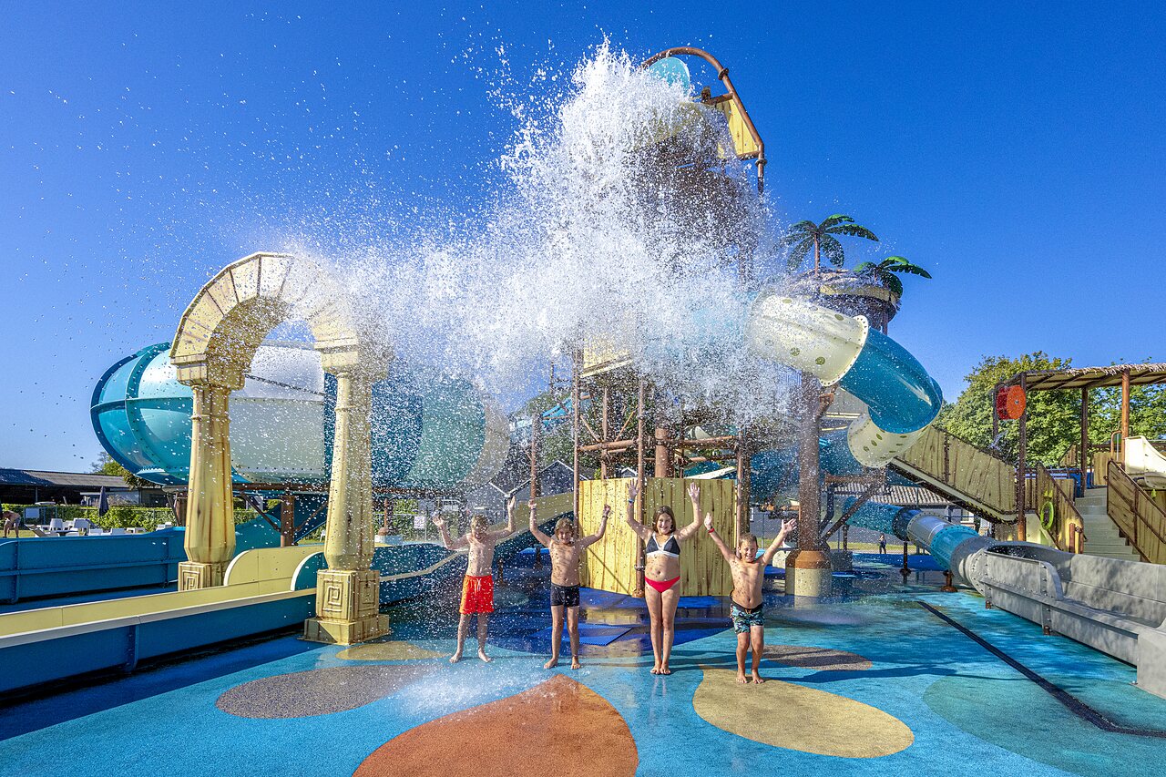 Kinderen onder reusachtige kiepemmer in waterpark CAPFUN De Belten Rheeze.