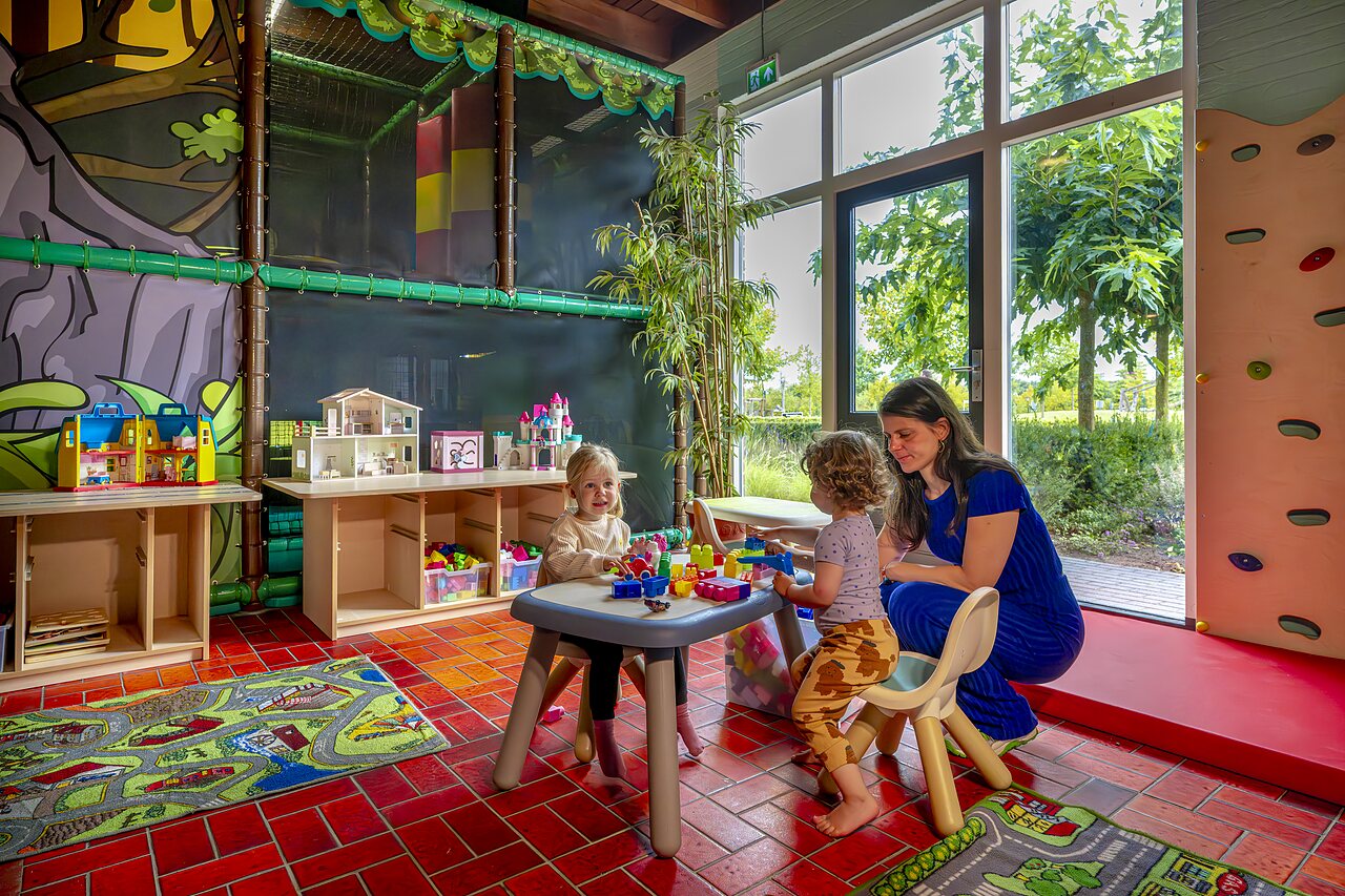 Binnen speelruimte voor kinderen met bouwblokken op camping CAPFUN De Belten in Rheeze.