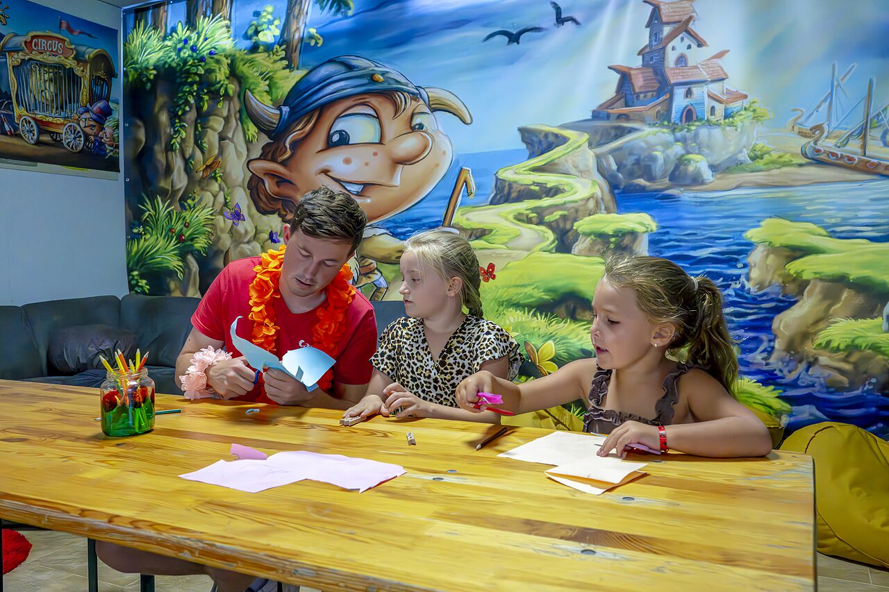 Kinderen en animator knutselen op camping CAPFUN De Belten in Rheeze.