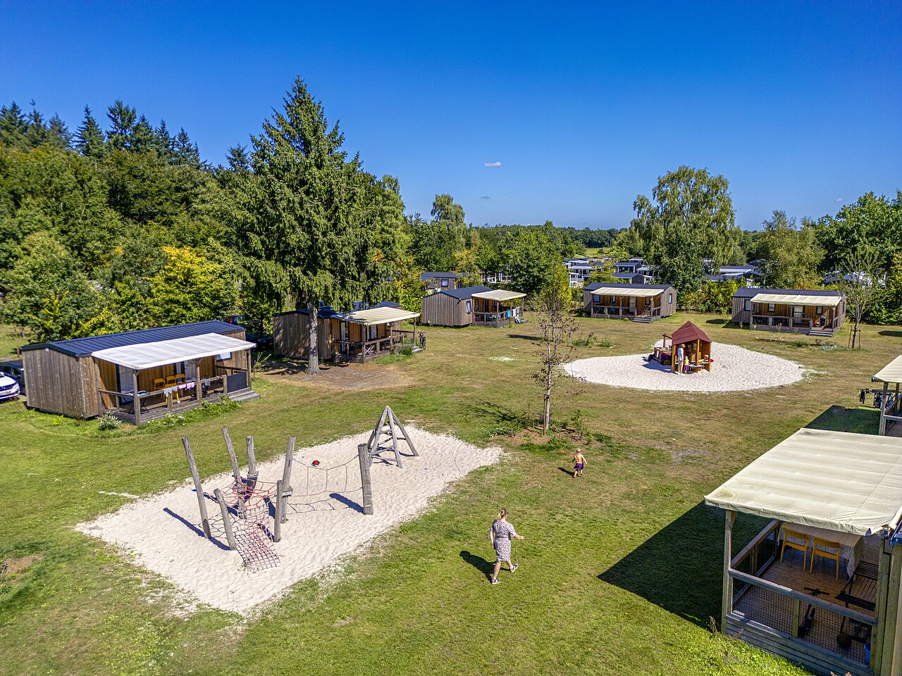 Houten chalets, kinderspeelplaatsen op camping CAPFUN De Belten in Rheeze.