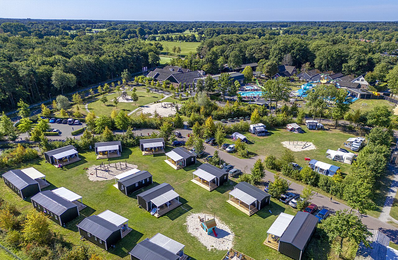 Camping CAPFUN De Belten in Rheeze: luchtfoto, chalets, zwembad en glijbanen.