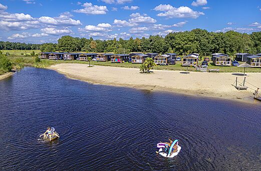 Luchtfoto van het strand en stacaravans op camping CAPFUN De Belten in Rheeze.