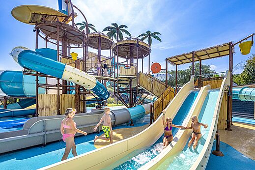 Waterglijbanen en waterspeeltuinstructuur op camping CAPFUN De Belten in Rheeze.