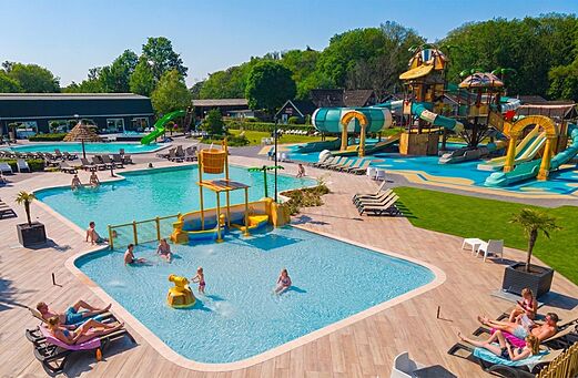 Grote zwembaden, glijbanen en waterspellen op camping CAPFUN De Belten in Rheeze.