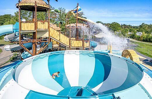 Waterglijbaan "bowl" met kind op camping CAPFUN De Belten te Rheeze.