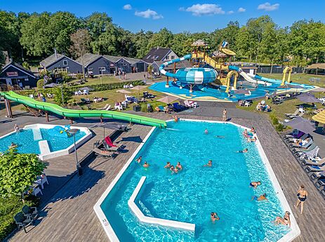 Buitenzwembad, gigantische glijbanen en waterpark op camping CAPFUN De Belten in Rheeze.
