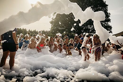 Schuimparty animatie met blije kinderen op camping CAPFUN De Belten in Rheeze.