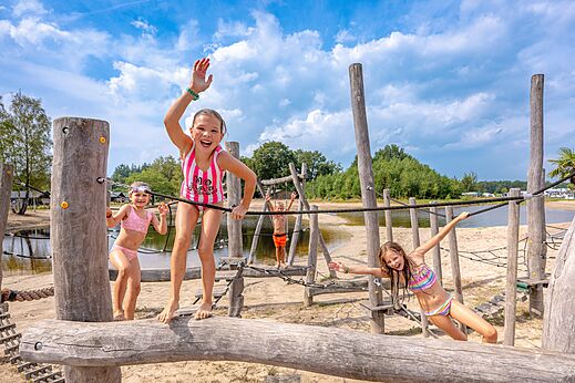Kinderen spelen op speeltuin, op camping CAPFUN De Belten in Rheeze.