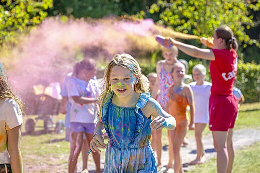 Vrolijke kinderen bij een kleurenfeest op camping CAPFUN De Belten in Rheeze.