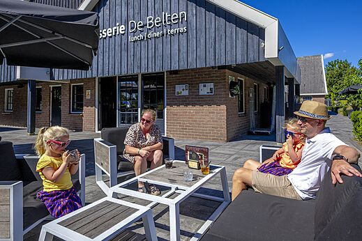 Familie genietend van het terras van Brasserie De Belten op camping CAPFUN De Belten in Rheeze.