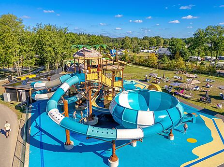 Waterglijbanen en speelzwembad op camping CAPFUN De Belten in Rheeze.