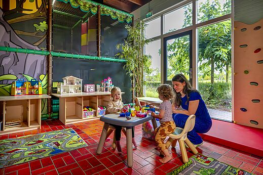 Binnenspeeltuin met kinderen en speelstructuur op camping CAPFUN De Belten in Rheeze.