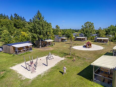 Stacaravans en speeltuinen voor kinderen op camping CAPFUN De Belten in Rheeze.