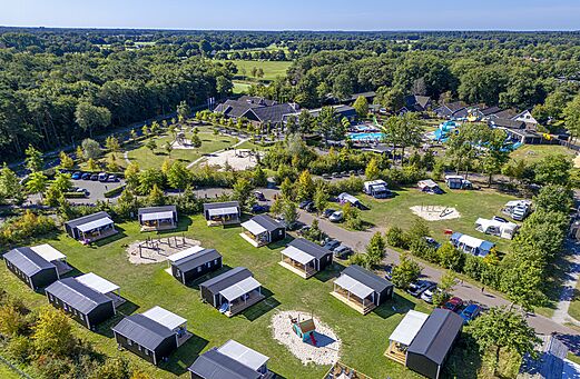 Luchtfoto van stacaravans en kampeerplaatsen op camping CAPFUN De Belten in Rheeze.