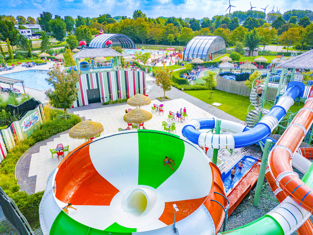 Waterpark met reuzenglijbanen en zwembaden op camping CAPFUN De Bongerd in Tuitjenhorn.