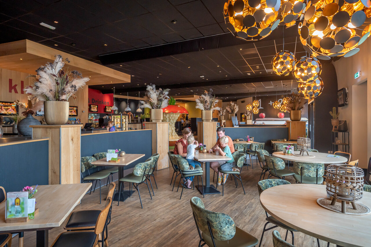 Modern restaurant, families, tafels en stoelen op camping CAPFUN De Bongerd in Tuitjenhorn.