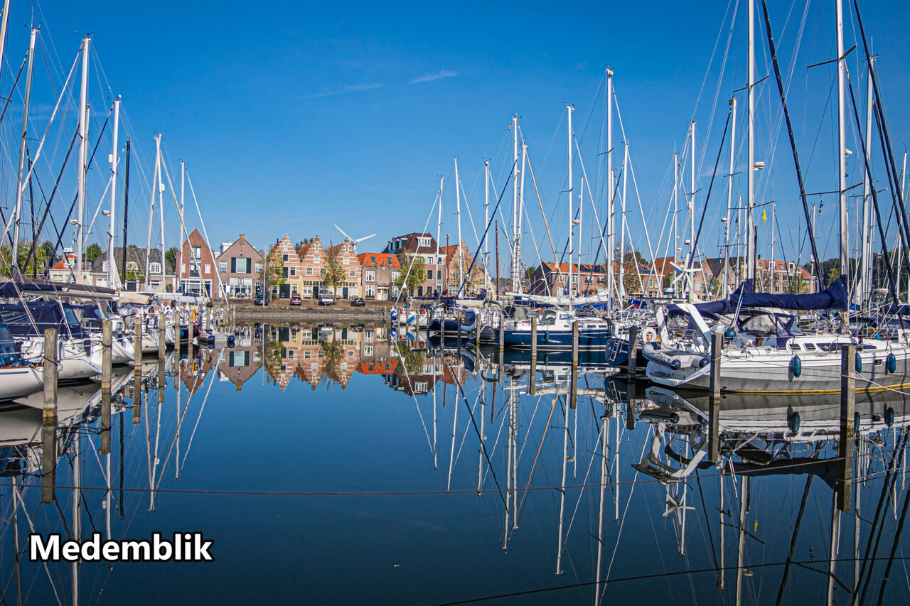 Historische jachthaven van Medemblik met zeilboten en traditionele Hollandse huizen.