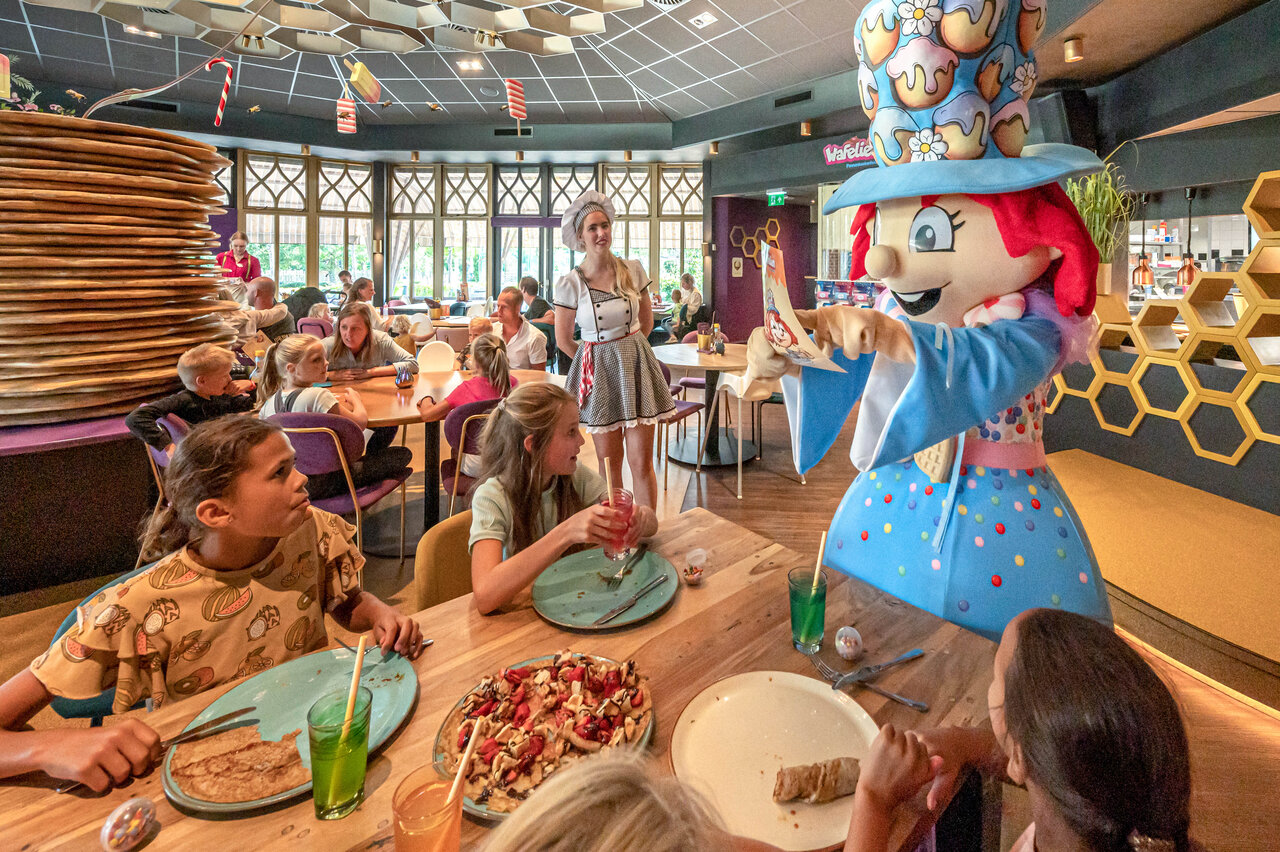 Kinderen en mascotte Wafelie in het restaurant van camping CAPFUN De Bongerd in Tuitjenhorn.