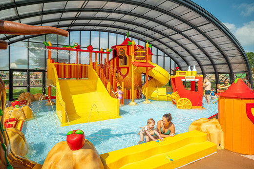 Overdekt waterpark met glijbanen en waterspellen bij CAPFUN De Bongerd Tuitjenhorn.