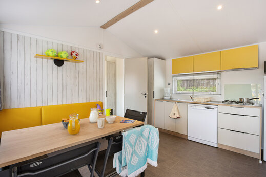 Moderne keuken en eethoek stacaravan op camping CAPFUN De Bongerd in Tuitjenhorn.