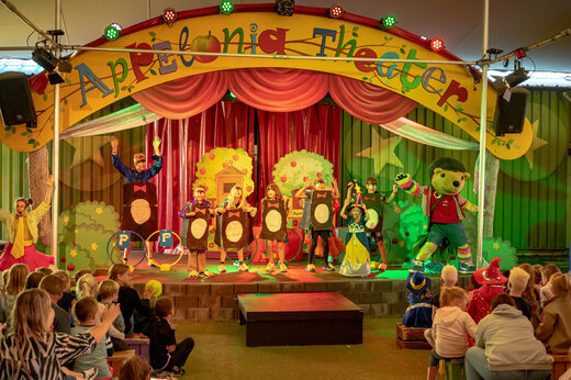 Kinderanimatieshow met mascottes op camping CAPFUN De Bongerd in Tuitjenhorn.