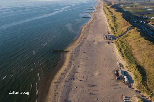 Lang zandstrand en zee in Callantsoog, een kustbestemming in Nederland.