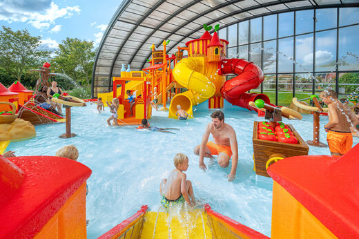 Overdekt zwembad, glijbanen en waterspellen op camping CAPFUN De Bongerd in Tuitjenhorn.