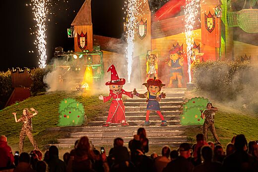 Avondshow met mascottes en vuurwerk op camping CAPFUN De Bongerd in Tuitjenhorn.