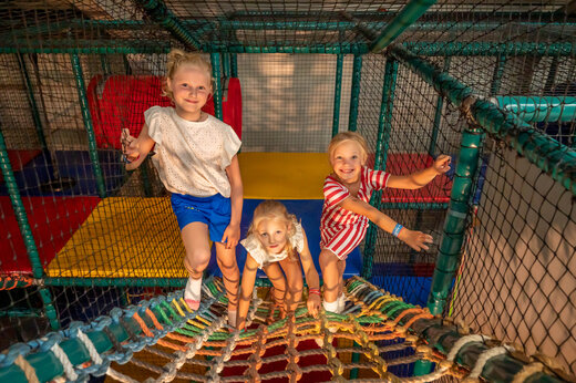 Kinderen spelen in de binnenspeeltuin van camping CAPFUN De Bongerd in Tuitjenhorn.