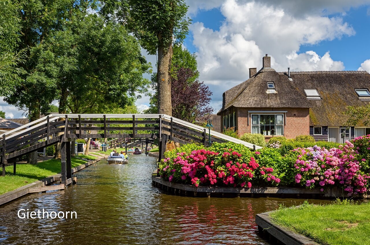 Dorp Giethoorn met grachten en rietgedekte huizen, te bezoeken nabij de camping.