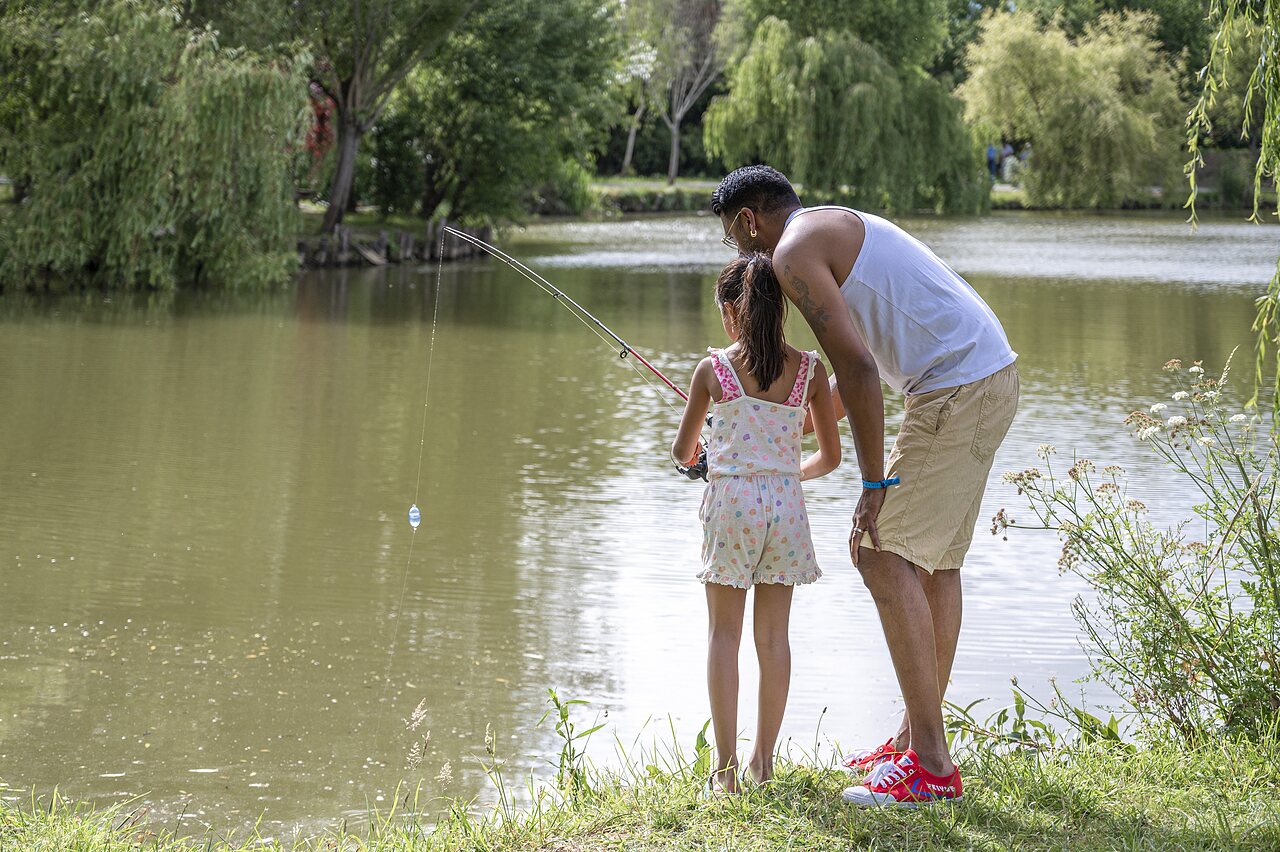 Familie vissen aan het meer op camping CAPFUN De Eikenhof in Paasloo/Oldemarkt.
