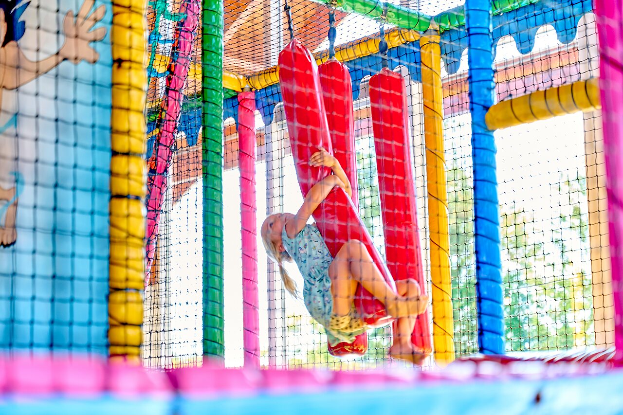 Kind speelt in de binnenspeeltuin op camping CAPFUN De Eikenhof in Paasloo/Oldemarkt.