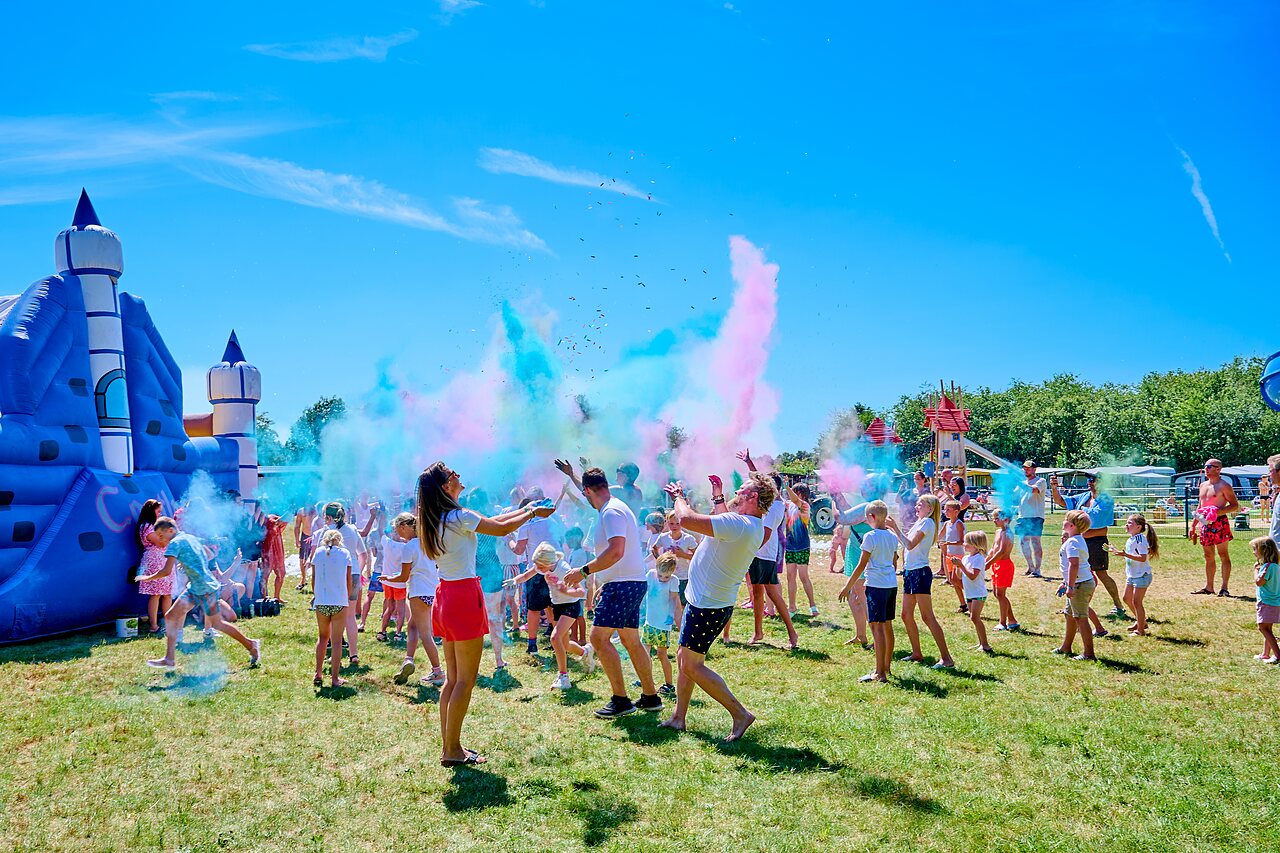 Animatie kleurenfestival, springkasteel op camping CAPFUN De Eikenhof in Paasloo/Oldemarkt.
