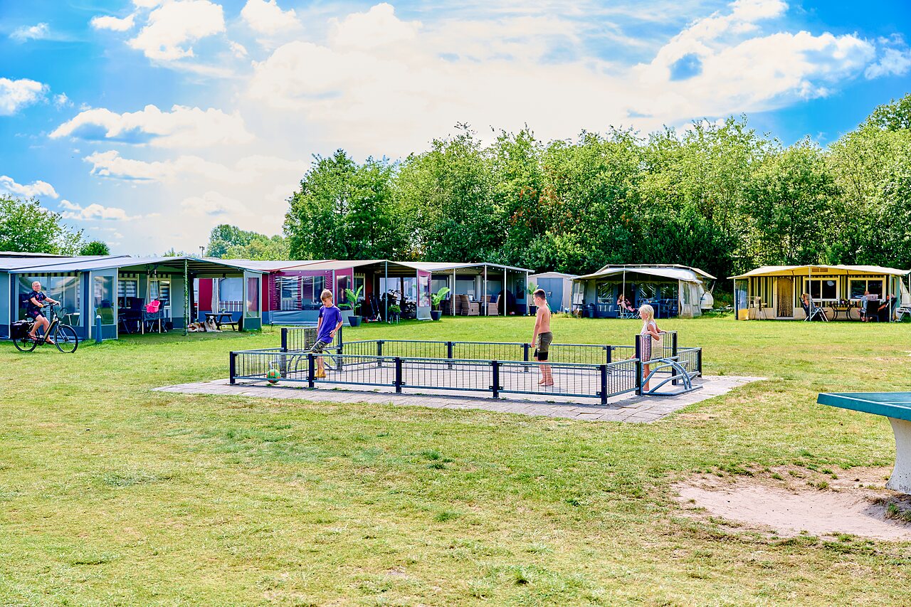 Kinderen voetballen op mini-veld, accommodaties op camping CAPFUN De Eikenhof in Paasloo/Oldemarkt.