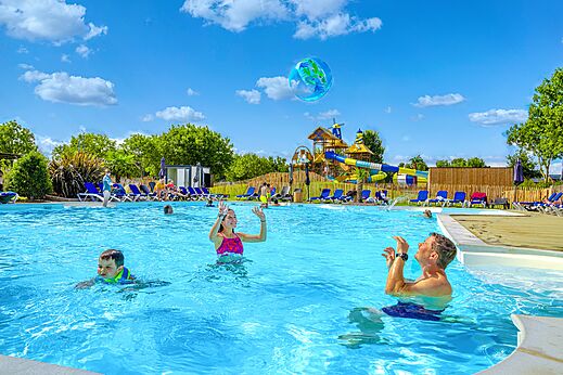 Buitenzwembad, waterglijbanen en familie op camping CAPFUN De Eikenhof in Paasloo/Oldemarkt.