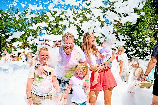 Blije familie genietend van schuimanimatie op camping CAPFUN De Eikenhof in Paasloo/Oldemarkt.