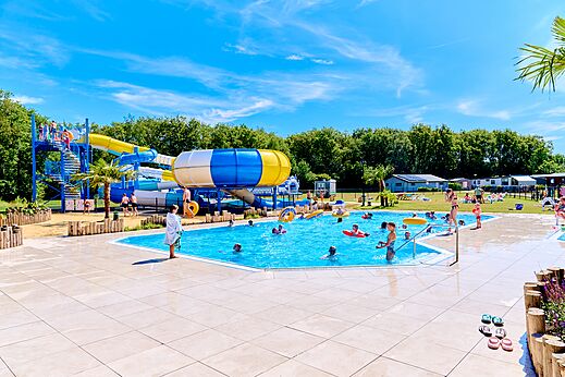 Waterglijbanen en levendig buitenzwembad op camping CAPFUN De Eikenhof in Paasloo/Oldemarkt.