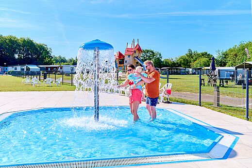 Kinderzwembad met waterpaddenstoel op CAPFUN De Eikenhof in Paasloo/Oldemarkt.