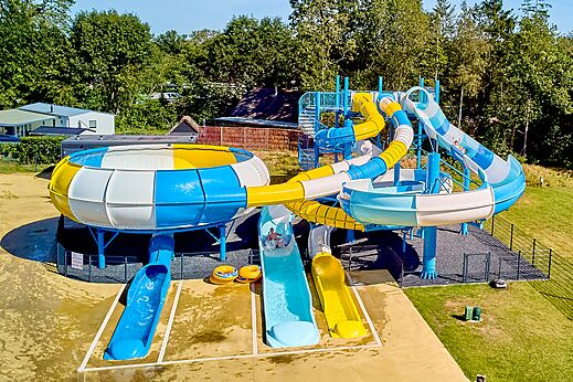 Reuzenglijbanen en zwembad op camping CAPFUN De Eikenhof in Paasloo/Oldemarkt.