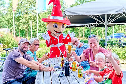 Animatie met mascotte op camping CAPFUN De Eikenhof in Paasloo/Oldemarkt.