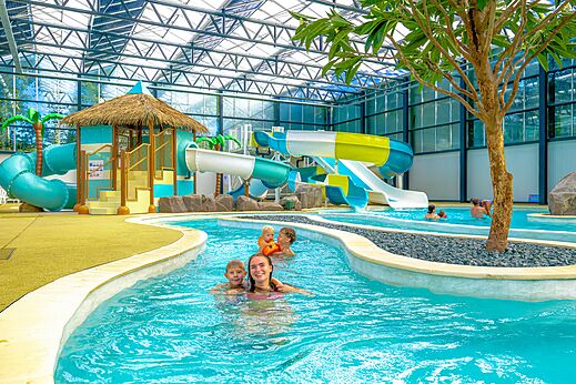 Overdekt zwembad, glijbanen en lazy river op camping CAPFUN De Eikenhof in Paasloo/Oldemarkt.