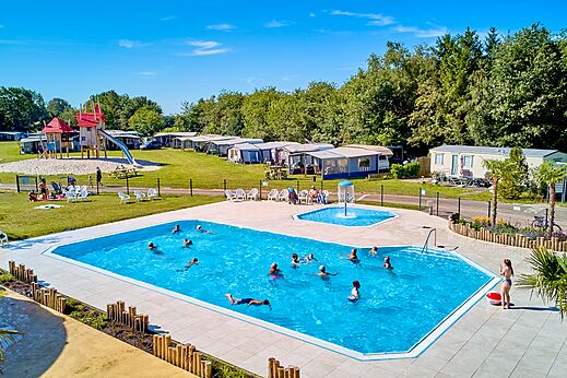Buitenzwembad met kinderbad en speeltuin op camping CAPFUN De Eikenhof in Paasloo/Oldemarkt.