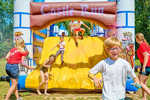 Springkasteel en blije kinderen op camping CAPFUN De Eikenhof in Paasloo/Oldemarkt.