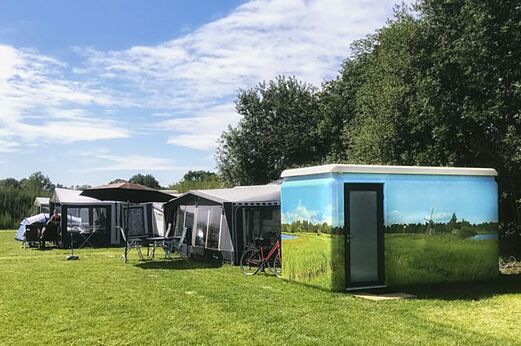Gedecoreerd sanitairgebouw en kampeerplaatsen op camping CAPFUN De Eikenhof in Paasloo/Oldemarkt.
