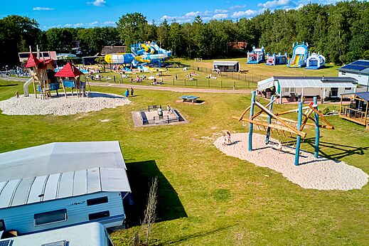 Waterglijbanen en speeltuinen op camping CAPFUN De Eikenhof in Paasloo/Oldemarkt.
