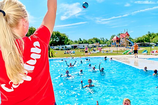Buitenzwembad met animatie, waterspellen op CAPFUN De Eikenhof in Paasloo/Oldemarkt.