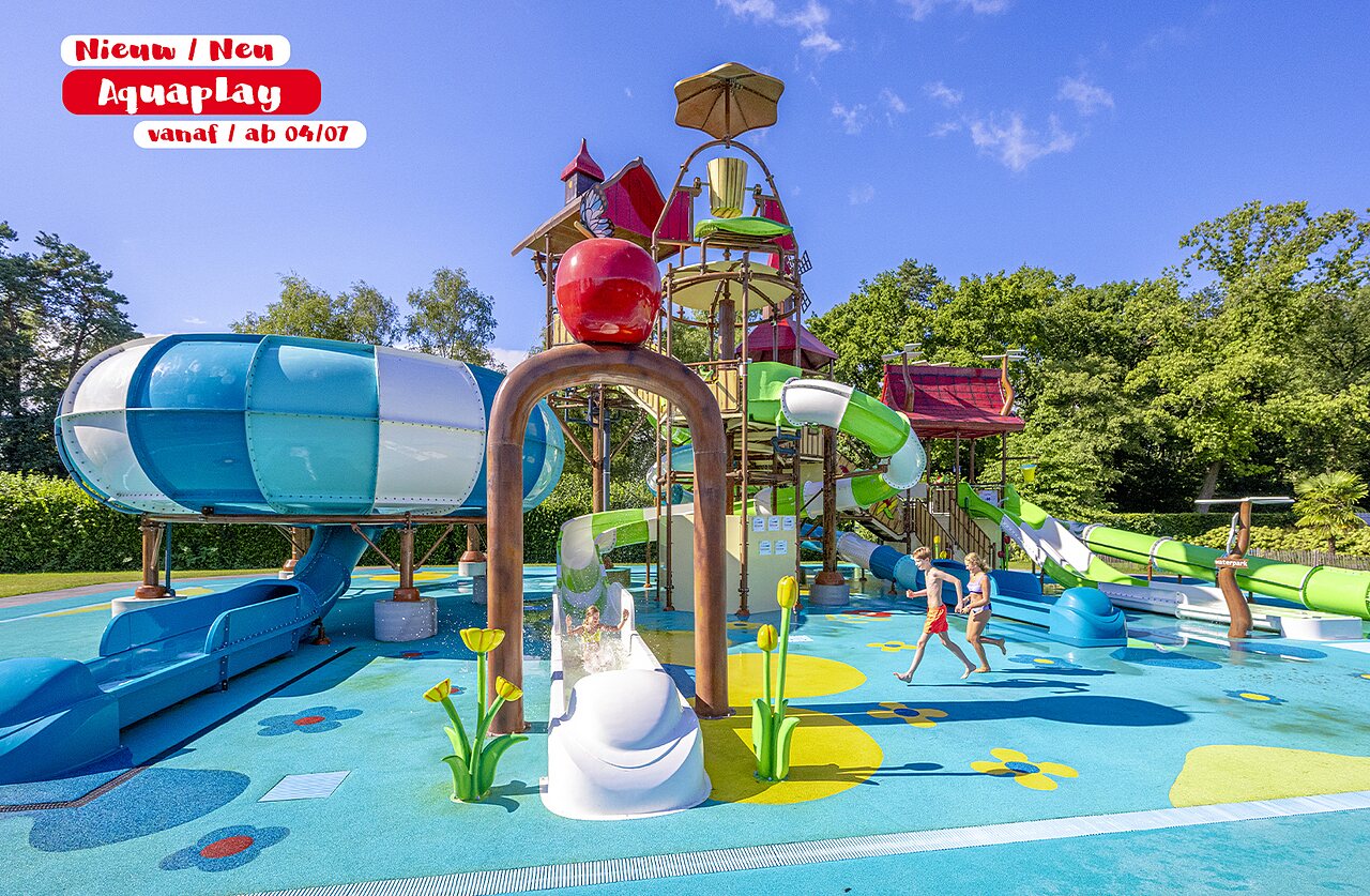 Nieuw Aquaplay waterpark met glijbanen op camping CAPFUN De Pekelinge in Oostkapelle.