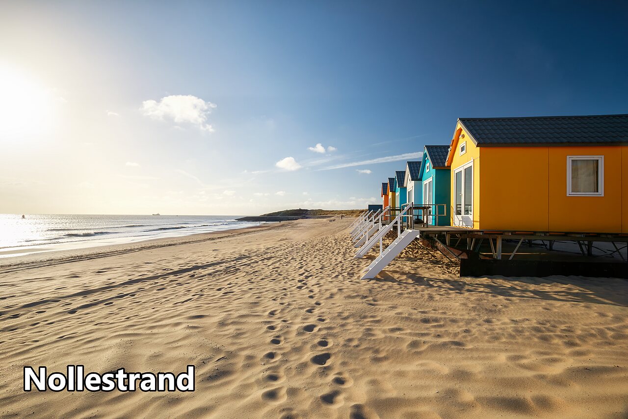 Nollestrand strand met kleurrijke strandhuisjes, bezienswaardigheid nabij Oostkapelle.